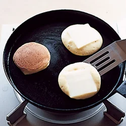 薄いもちを使うので、生地と一緒に焼いてもやわらかくなる。