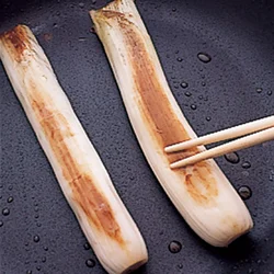 下仁田ねぎにしっかり焼き色がついて、菜箸で押すと少し沈み、箸の跡が残るくらいが目安。