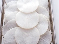 餃子の皮の代わりに大根の輪切りを使えば、カロリーを抑えることができる。独特の歯ごたえがアクセントにもなる。