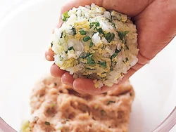 ひき肉の量を減らして、その分白菜を入れてカロリーダウン。白菜の甘みが引き立つので、肉が少なくても食べごたえ充分。