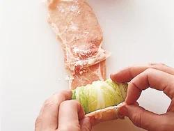 中にひき肉だねを入れるのではなく、白菜だけでロール状にしてから肉で巻くと、肉の量が少なくても食べごたえがあるので、カロリーダウンにつながる。