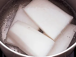 大根は縦に４つに切る。繊維が残るので、独特の食べごたえのある食感になる。