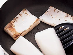 ゆでてやわらかくなったら、フライパンで焼きつける。