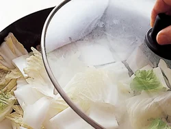 フライパンに白菜を入れたら、ふたをして蒸し焼きにすると早く火を通すことができる。白菜をたっぷりにすることで、肉が少なくても満足感のあるボリュームになる。