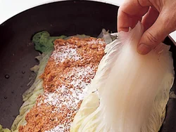 白菜をたくさん重ねれば、肉だねは少なめでも大丈夫。白菜と肉だねの層ができて、食べごたえのある仕上がりになる。
