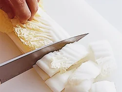 白菜は切りやすいように縦に切ってから、２cm幅に切る。
