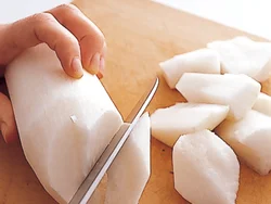 大根は断面が複雑になるように切ると、味のしみこみがよくなり、食べごたえのある食感と味わいに。だから肉の量が少なくてカロリーを抑えても、満足感のある仕上がりになる。