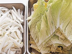 白菜は葉と軸に切り分け、軸は細切りにする。葉はひき肉だねを包むのに使う。軸は細切りにすることで、早くやわらかく煮える。