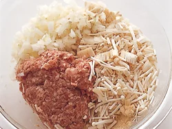 ひき肉だねはひき肉だけではカロリーが高くなってしまうので、えのきたけを細かく切って、たっぷり入れると、カロリーダウンになり、えのきたけからうまみも出て、おいしくなる。