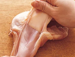 とり肉はもも肉よりもむね肉のほうがカロリーが低く、皮を除くことでさらにカロリーダウンになる。