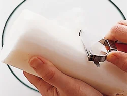 大根は、スライサーで薄く細長く切って。調味料がしみこみやすくなり、いつもと違った食感が楽しめる。