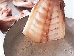 魚のあらは身が少なくても、骨からだしが出るので、うまみがたっぷり。野菜からもうまみが出るので、スープごと食べると、満足感のある１品に。さっとゆでると魚の臭みが抜ける。