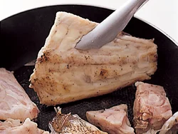 表面を焼きつけることで身がくずれにくくなり、うまみが凝縮される。