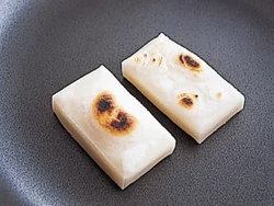フライパンでもちを焼くと、表面がパリッとこうばしく、中はもっちりと焼ける。