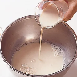豆乳は半量を加熱して砂糖とゼラチンを溶かす。残りの豆乳をあとから加えると早く熱がとれる。