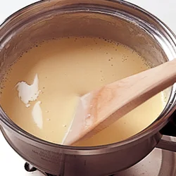 卵に一気に火が通るとぼそぼその食感になるので、常に混ぜながら弱火で加熱する。