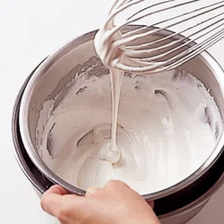 生クリームは泡立て器で混ぜた跡が少し残り、持ち上げてとろっと落ちるくらいに泡立てる。