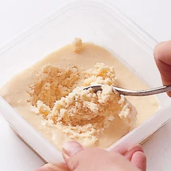 固まり始めたら、混ぜて冷やす、を2〜3回繰り返す。空気が混ざってふんわりした食感になる。