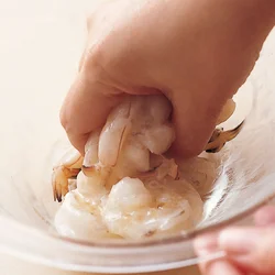 片栗粉や卵白でえびのうまみを閉じ込める