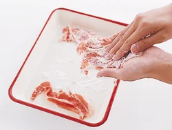 豚肉は片栗粉をまぶすと、やわらかく仕上がり、口当たりもよくなる。
