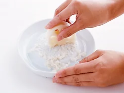 れんこんはすりおろしてふんわりさせ、残りをみじん切りにすることで、しゃきしゃきした食感を残す。