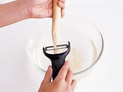 ごぼうは皮むき器でささがきにし、すぐ水にさらして変色を防ぐ。ささがきにすることで食感がやわらかくなり、食べやすくなる。