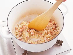 小麦粉は焦げやすいので弱火にし、粉っぽさがなくなるまでしっかり炒める。