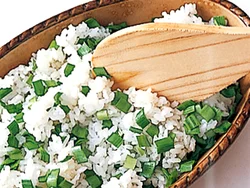 キムチと相性のよいにらを刻んでご飯に混ぜる。ごま油も加えて風味よく。