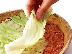 ひき肉だねとゆでたキャベツを交互に重ねていく