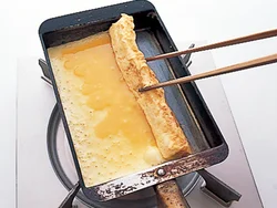 卵焼きは、卵焼き器の長い辺を使って縦巻きにして焼くと、ちょうどよい長さに。