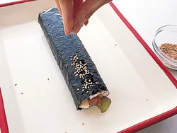 巻き終わったら、ごま油を薄くぬって、ごまをふればぐんとよい香りに。