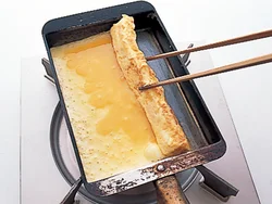 卵焼きは、卵焼き器の長い辺を使って縦巻きにして焼くと、ちょうどよい長さに。