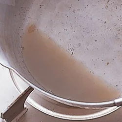 かきを蒸し煮にした汁は、煮詰めて酒のアルコール分をとばし、かきのうまみを凝縮させ、米を炊くときに加える。