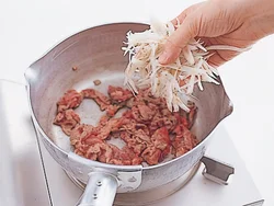 牛肉は加熱しすぎるとかたくなるため、少し色が変わったくらいでごぼうを入れる。
