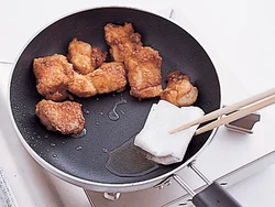 とり肉から出る脂は臭みがあるため、ペーパータオルでふき取る。新たにサラダ油を足してから野菜を炒める。