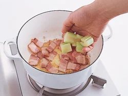 ベーコンは最初に炒め、うまみを出す。ベーコンからも脂が出るので、その脂でほかの素材を炒める。