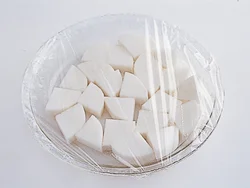 大根はあらかじめ電子レンジで加熱しておくと、短時間でも火が通りやすく、味もしみやすくなる。