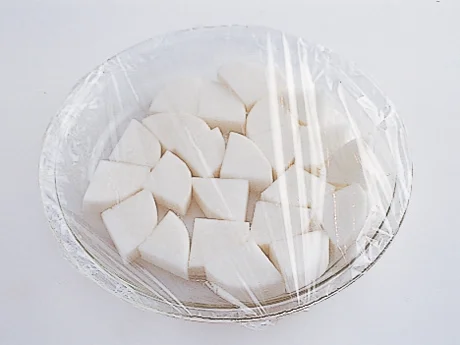 大根はあらかじめ電子レンジで加熱しておくと、短時間でも火が通りやすく、味もしみやすくなる。