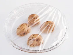 じゃがいもを電子レンジで加熱するときは、半分に切って断面を下にして耐熱皿にのせ、ラップをかけるとむらなく加熱できる。