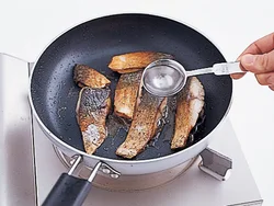 さばはこうばしく焼いてから酒を入れて、臭みを除きながら風味を引き出す。