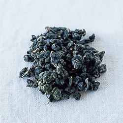 ウーロン茶の茶葉は、丸まったものが何度も味わえるのでおすすめ。