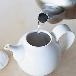 湯の温度はよく沸かした熱いものを注ぎ、茶の香りを引き立たせる。