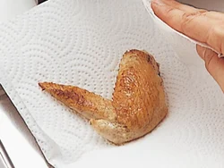 手羽先は初めにこんがり焼いてから、余分な脂をふくと、すっきりした味わいのスープに。