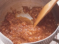 先にひき肉に、調味料と片栗粉をよく混ぜてから加熱すると、ふんわり、しっとりした肉みそに仕上がる。