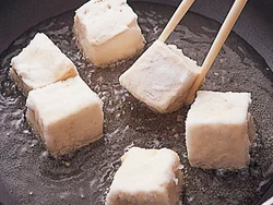豆腐は少なめの油で、表面がカリッとするまで揚げ焼きにすることで、うまみが増す。