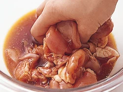 とり肉にしょうゆやみりんでしっかりと下味をつけておく。こうすると豆腐を加えて煮ても味がぼやけない。