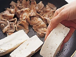 豚バラ肉から出た脂で、豆腐を焼きつける。脂のコクで、淡泊な豆腐にうまみが加わる。