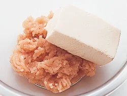 豆腐は水きりせず、さっとペーパータオルでふいておけばOK。くずしながら混ぜる。