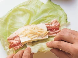 巻くときは、豚肉と豆腐、しょうがをキャベツの手前側に置くと巻きやすい。