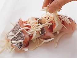 オーブン用ペーパーで包み焼きにするので、たらのうまみを逃さず、豆腐に味がしみこむ。